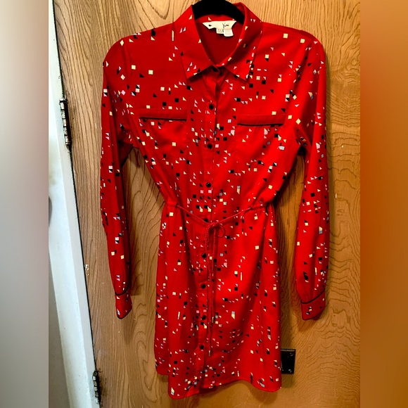Yumi Dresses & Skirts - Women’s red, patterned, button-down, drawstring dress.